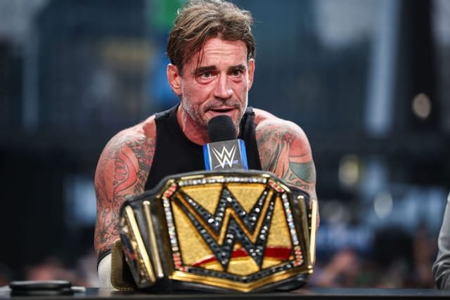 Triple H mund të ribashkojë ish-kampionët pas mbi 1,036 ditësh dhe t’i heqë titullin CM Punk?