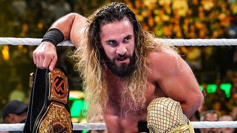 Seth Rollins rikthehet në ring dhe përplaset sërish me The Bloodline